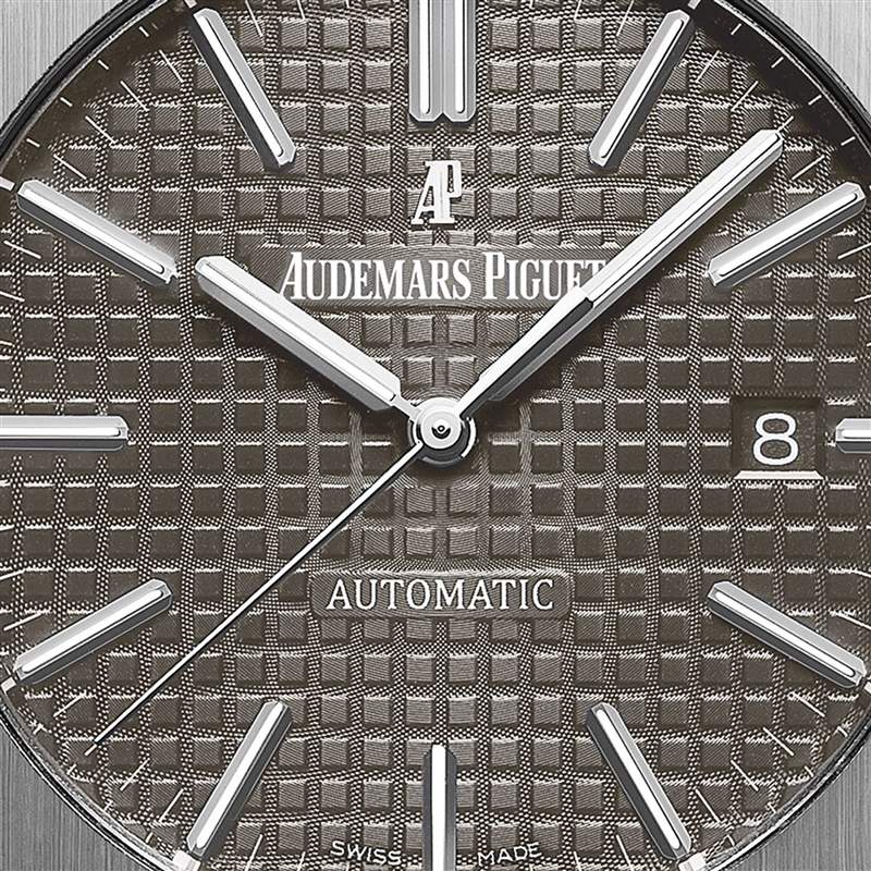 灰面的15450ST身價(jià)介於藍(lán)面與銀面之間,過(guò)去一年中價(jià)格漲幅達(dá)57%。(Source:IG@audemarspiguet) AP皇家橡樹絕版15450ST手表最新行情藍(lán)色面盤比灰銀款貴2萬(wàn)美金-復(fù)刻表