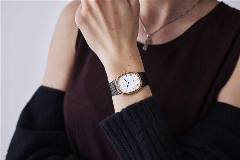 復(fù)古手表兩枚金百達(dá)翡麗，一枚 1980 年代帶有世界時(shí)間表圈的 Sinn 計(jì)時(shí)碼表，以及一枚 1974 年勞力士蠔式萬年歷腕表-復(fù)刻表