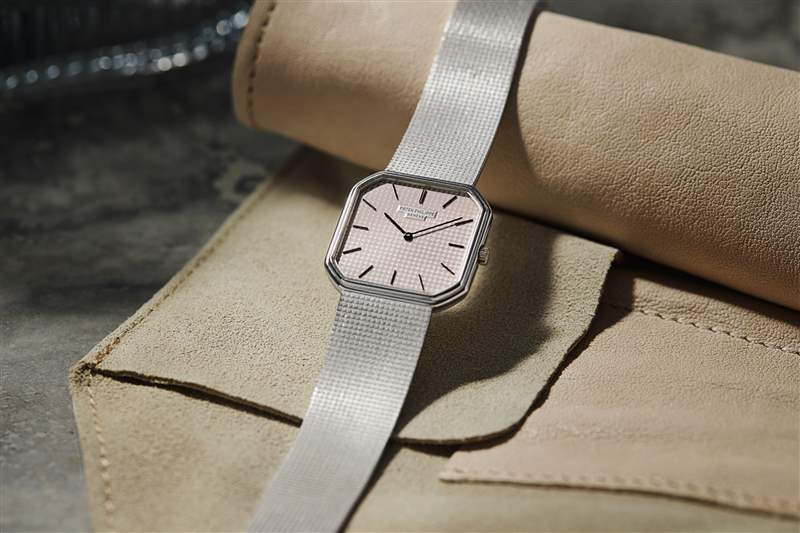 復(fù)古手表兩枚金百達(dá)翡麗，一枚 1980 年代帶有世界時(shí)間表圈的 Sinn 計(jì)時(shí)碼表，以及一枚 1974 年勞力士蠔式萬年歷腕表-復(fù)刻表