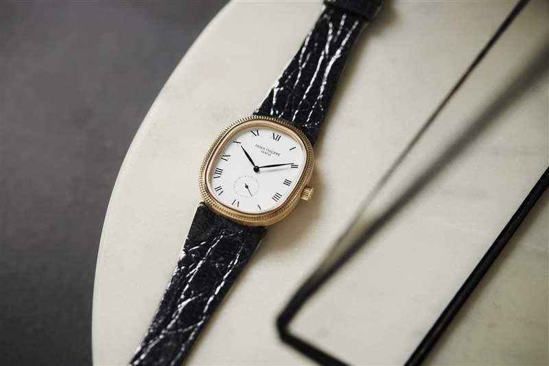 復(fù)古手表兩枚金百達(dá)翡麗，一枚 1980 年代帶有世界時(shí)間表圈的 Sinn 計(jì)時(shí)碼表，以及一枚 1974 年勞力士蠔式萬年歷腕表-復(fù)刻表