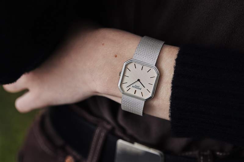 復(fù)古手表兩枚金百達(dá)翡麗，一枚 1980 年代帶有世界時(shí)間表圈的 Sinn 計(jì)時(shí)碼表，以及一枚 1974 年勞力士蠔式萬年歷腕表-復(fù)刻表