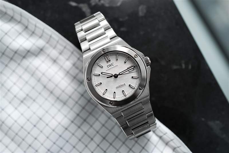 推出全新萬(wàn)國(guó)工程師自動(dòng)腕表40-復(fù)刻表